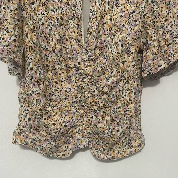 ASTR the label flutter sleeve keyhole front ruched floral blouse LIKE NEW sz M - Picture 6 of 9